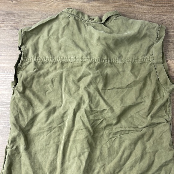 Emberley Women’s Sage Green Sleeveless Collared Button Down Blouse, size small - Picture 9 of 9